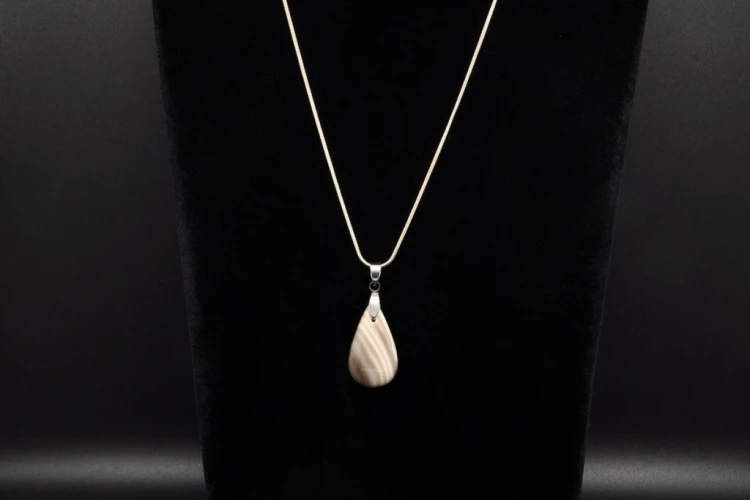 * KRZEMIEŃ PASIASTY ORYGINALNA ZAWIESZKA ŚLICZNA BIŻUTERIA NR 2 *