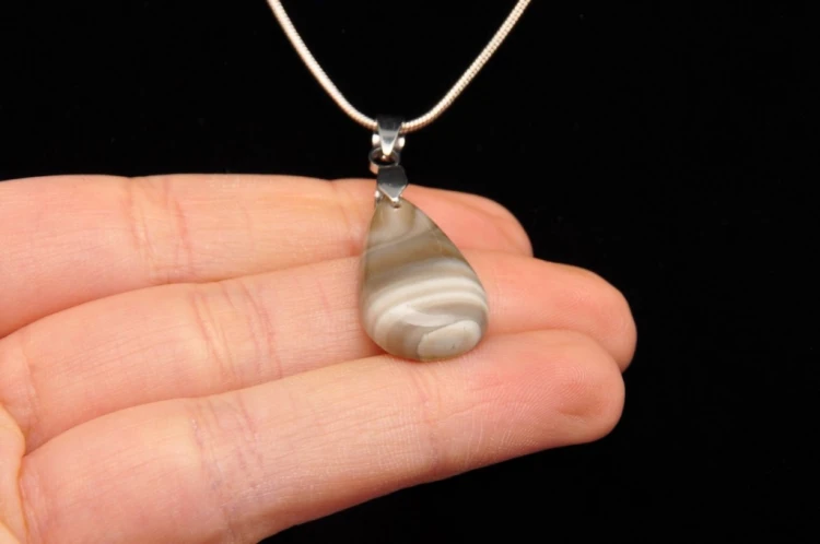 * KRZEMIEŃ PASIASTY INTERESUJĄCA ZAWIESZKA KAMIEŃ NATURALNY NR 3 *