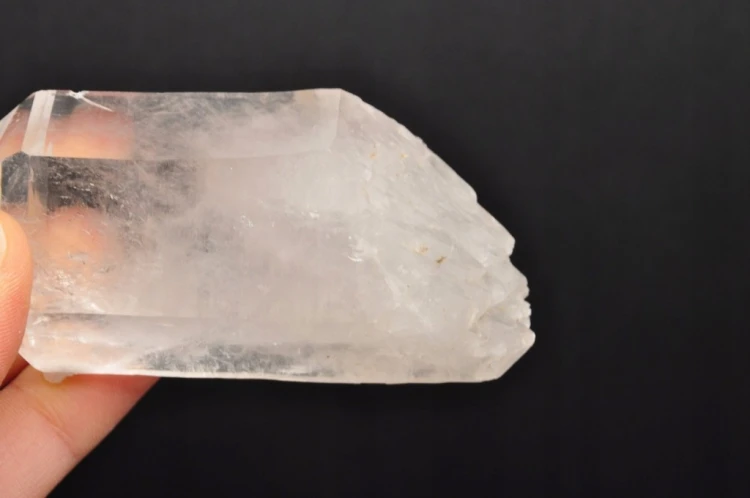 * KRYSZTAŁ GÓRSKI UROKLIWY SUROWY KAMIEŃ PIĘKNY MINERAŁ NR 8 *