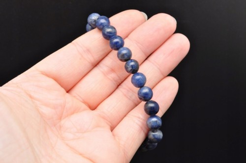 * SODALIT BRANSOLETKA NA GUMCE KULKA 8,5 MM INTENSYWNA BARWA DOBRA JAKOŚĆ *
