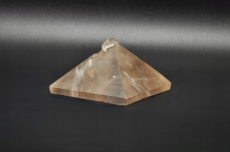* KRYSZTAŁ GÓRSKI MADAGASKAR UROCZA PIRAMIDA ŚLICZNY MINERAŁ NR 5 *