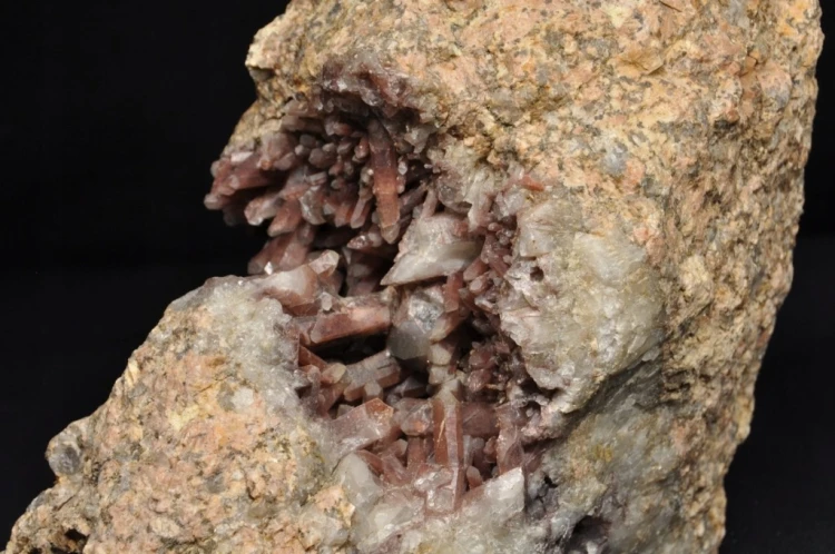 * KWARC POKRYTY HEMATYTEM STRZEGOM POLSKA SUROWY MINERAŁ NR 1 *