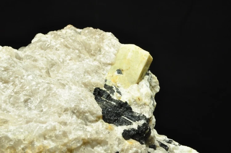 * BERYL TURMALIN KWARC POLSKA 1,7 KG RZADKIE POŁĄCZENIE MINERAŁÓW NR 1 *