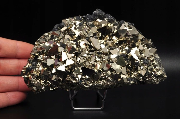 * PIRYT PERU PIĘKNE KRYSZTAŁY MINERAŁ NATURALNY DLA KOLEKCJONERA NR 2 *
