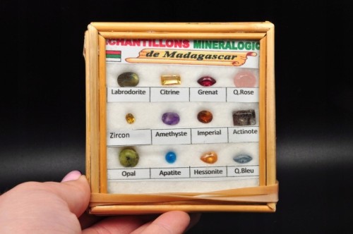 * ZESTAW 12 SZLIFOWANYCH KAMIENI DO WYROBU BIŻUTERII GABLOTKA MINERAŁY NR 1