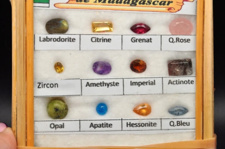 * ZESTAW 12 SZLIFOWANYCH KAMIENI DO WYROBU BIŻUTERII GABLOTKA MINERAŁY NR 1
