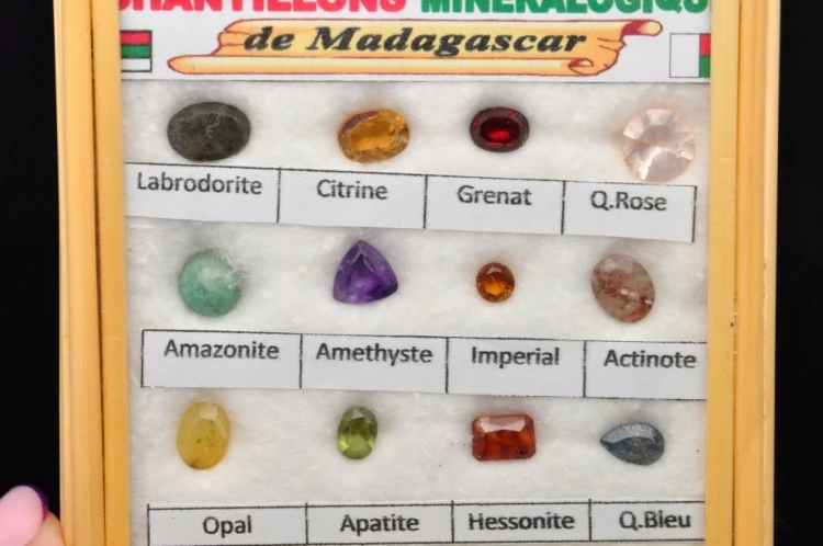 * ZESTAW 12 SZLIFOWANYCH KAMIENI DO WYROBU BIŻUTERII GABLOTKA MINERAŁY NR 2