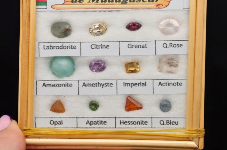 * ZESTAW 12 SZLIFOWANYCH KAMIENI DO WYROBU BIŻUTERII GABLOTKA MINERAŁY NR 3