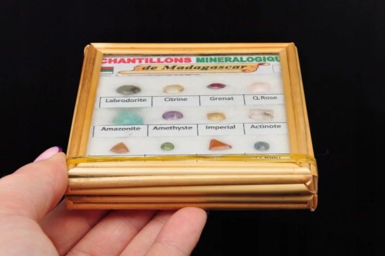 * ZESTAW 12 SZLIFOWANYCH KAMIENI DO WYROBU BIŻUTERII GABLOTKA MINERAŁY NR 3
