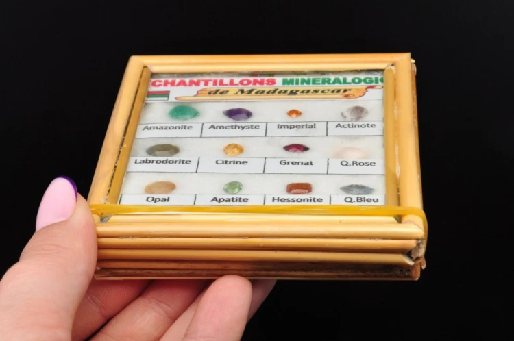 * ZESTAW 12 SZLIFOWANYCH KAMIENI DO WYROBU BIŻUTERII GABLOTKA MINERAŁY NR 4