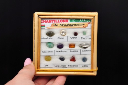 * ZESTAW 12 SZLIFOWANYCH KAMIENI DO WYROBU BIŻUTERII GABLOTKA MINERAŁY NR 5