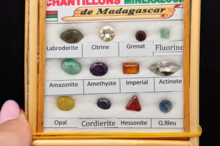 * ZESTAW 12 SZLIFOWANYCH KAMIENI DO WYROBU BIŻUTERII GABLOTKA MINERAŁY NR 5
