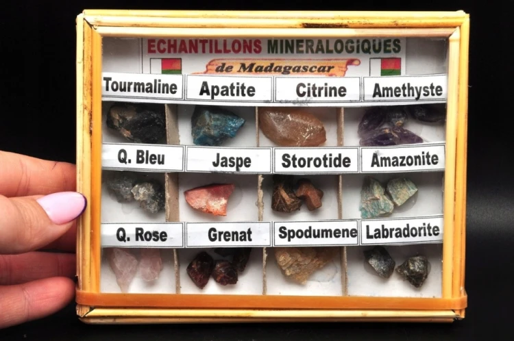 * ZESTAW 12 SUROWYCH KAMIENI W GABLOTCE KOLEKCJA MINERAŁÓW NR 1 *