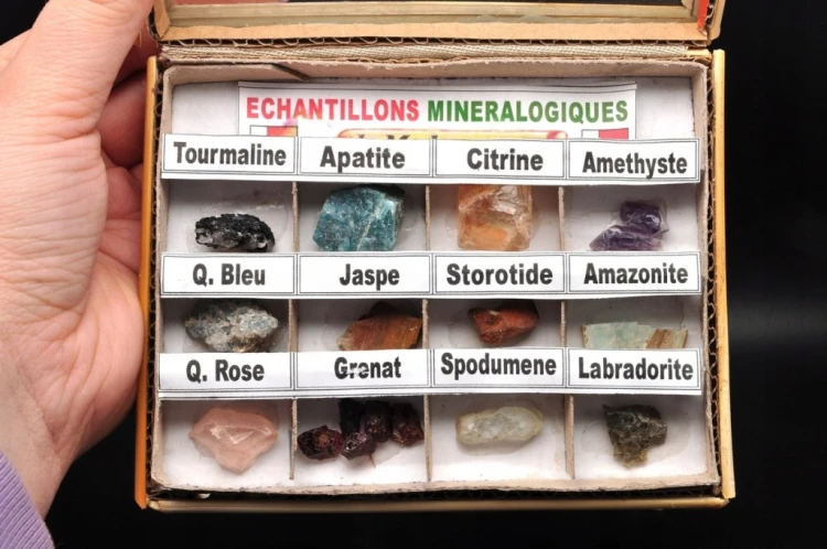 * ZESTAW 12 SUROWYCH KAMIENI W GABLOTCE KOLEKCJA MINERAŁÓW NR 4 *