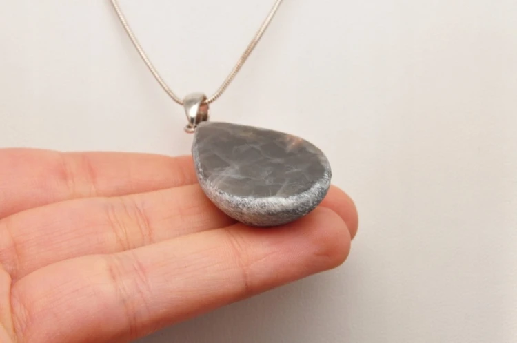 * KAMIEŃ KSIĘŻYCOWY MOONSTONE MADAGASKAR ŚLICZNA ZAWIESZKA NR 16 *