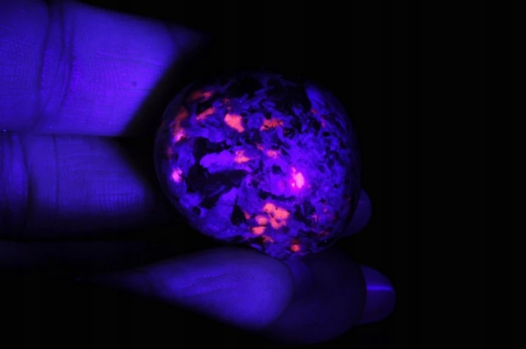 * JUPERLIT YOOPERLITE USA BĘBNOWANY KAMIEŃ ŚWIECI W UV SZLIFOWANY NR 9 *