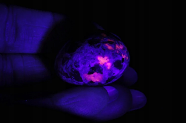 * JUPERLIT YOOPERLITE USA BĘBNOWANY KAMIEŃ ŚWIECI W UV SZLIFOWANY NR 9 *