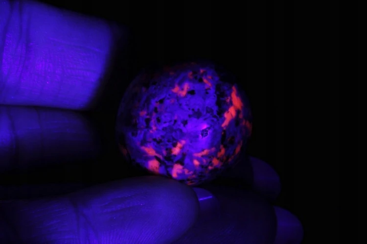 * JUPERLIT YOOPERLITE USA BĘBNOWANY NATURALNY MINERAŁ ŚWIECI W UV NR 11 *