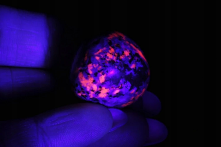 * JUPERLIT YOOPERLITE USA BĘBNOWANY NATURALNY MINERAŁ ŚWIECI W UV NR 11 *