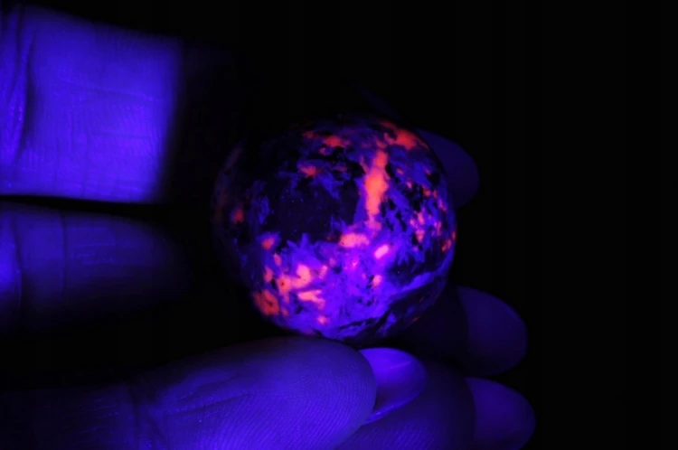 * JUPERLIT YOOPERLITE USA BĘBNOWANY NATURALNY MINERAŁ ŚWIECI W UV NR 11 *