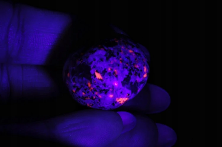 * JUPERLIT YOOPERLITE USA BĘBNOWANY KAMIEŃ ŚWIECI W UV ŁADNY POLER NR 12 *