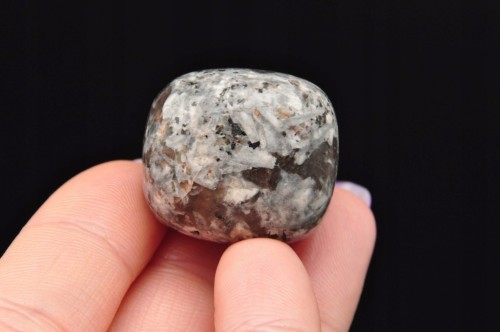 * JUPERLIT YOOPERLITE USA BĘBNOWANY KAMIEŃ ŚWIECI W UV ŚLICZNY POŁYSK NR 4