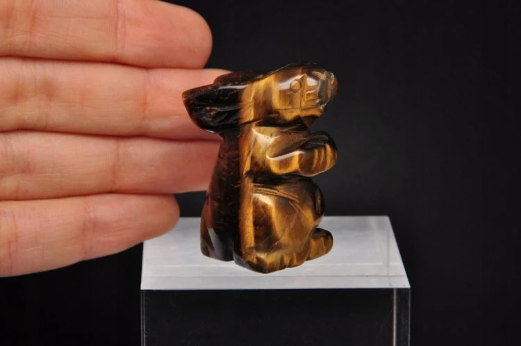 * TYGRYSIE OKO FIGURKA ZAJĄC UROKLIWA RZEŹBA Z EFEKTEM KOCIEGO OKA NR 2 *