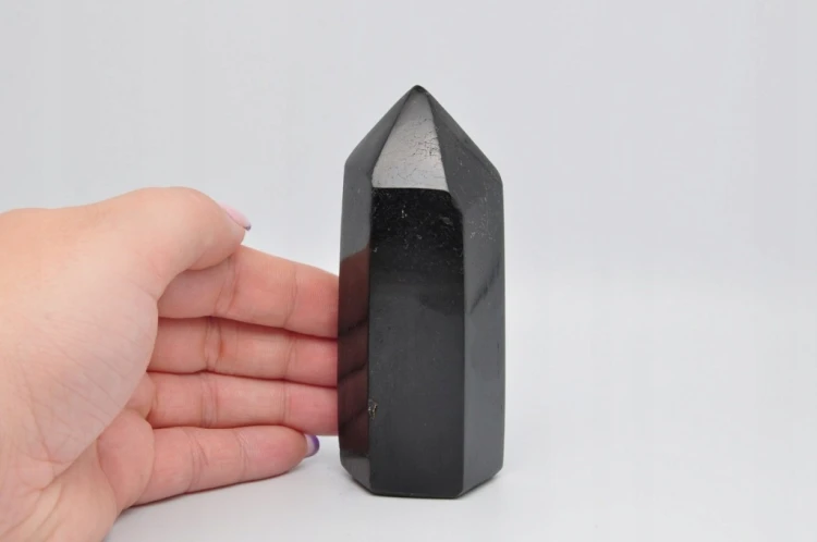 * TURMALIN CZARNY OBELISK WIEŻA NATURALNY MINERAŁ CIEMNA BARWA NR 5 *