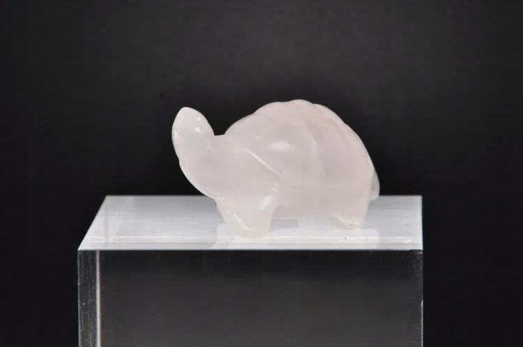 * KWARC RÓŻOWY FIGURKA RZEŹBA ŻÓŁW ŚLICZNY MINERAŁ NATURALNY NR 22 *