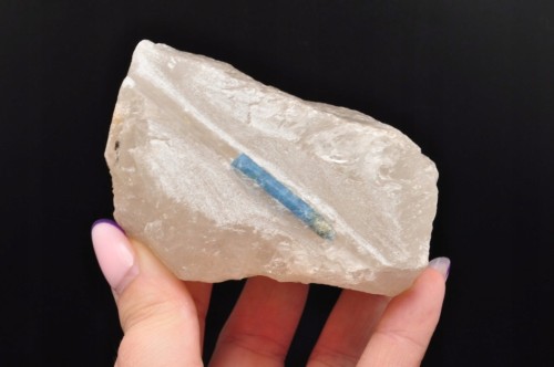 * AKWAMARYN BERYL BRAZYLIA SUROWY MINERAŁ PIĘKNY BŁĘKITNY KRYSZTAŁ NR 4 *