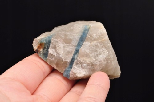 * AKWAMARYN BERYL BRAZYLIA SUROWY MINERAŁ NIEBIESKA DELIKATNA BARWA NR 6 *
