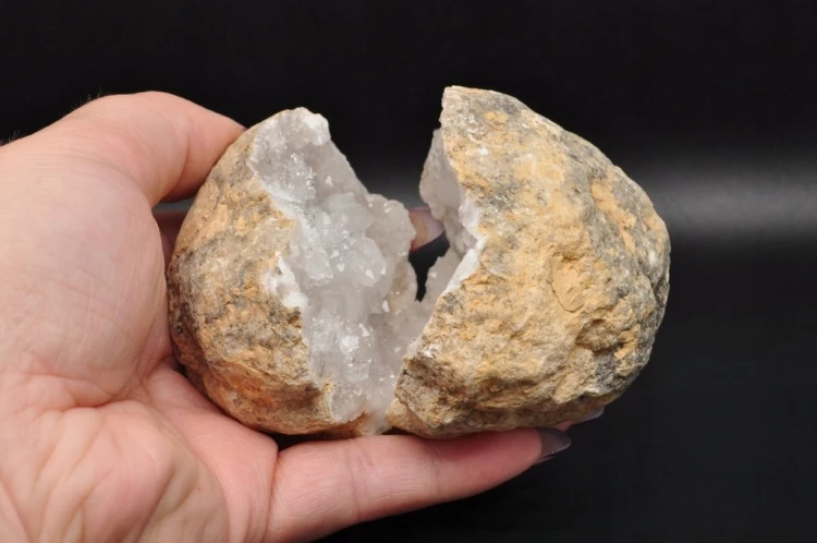 * GEODA KWARCOWA NATURALNA MAROKO ZJAWISKOWE BŁYSZCZĄCE KRYSZTAŁY NR 2 *