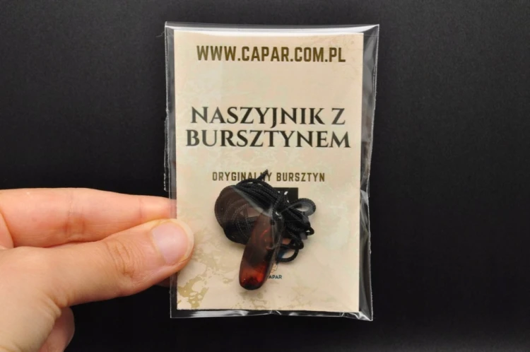 * BURSZTYN BAŁTYCKI POLSKA GŁĘBOKA BARWA ZAWIESZKA NA SZNURKU NR 19 *