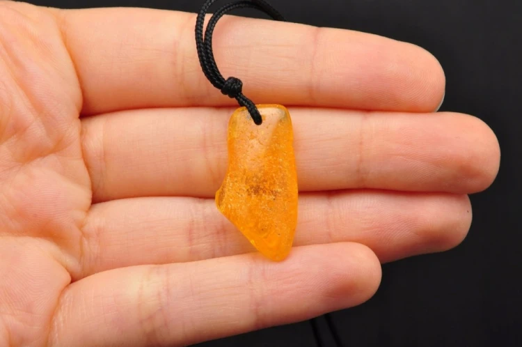 * BURSZTYN BAŁTYCKI POLSKA ŚLICZNY MINERAŁ ZAWIESZKA NA SZNURKU NR 4 *