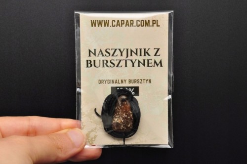 * BURSZTYN BAŁTYCKI POLSKA CIEMNY OKAZ ZAWIESZKA NA SZNURKU NR 3 *