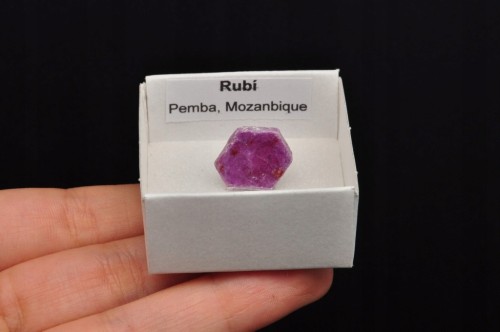 * RUBIN MOZAMBIK UROKLIWY KAMIEŃ SZLACHETNY ŚWIECI W ŚWIETLE UV NR 5 *