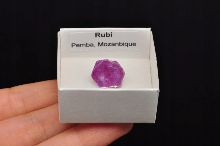 * RUBIN MOZAMBIK ŚLICZNY NATURALNY MINERAŁ PIĘKNA BARWA NR 4 *