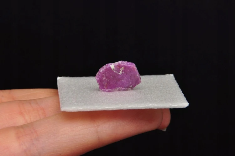 * RUBIN MOZAMBIK ŚLICZNY NATURALNY MINERAŁ PIĘKNA BARWA NR 4 *