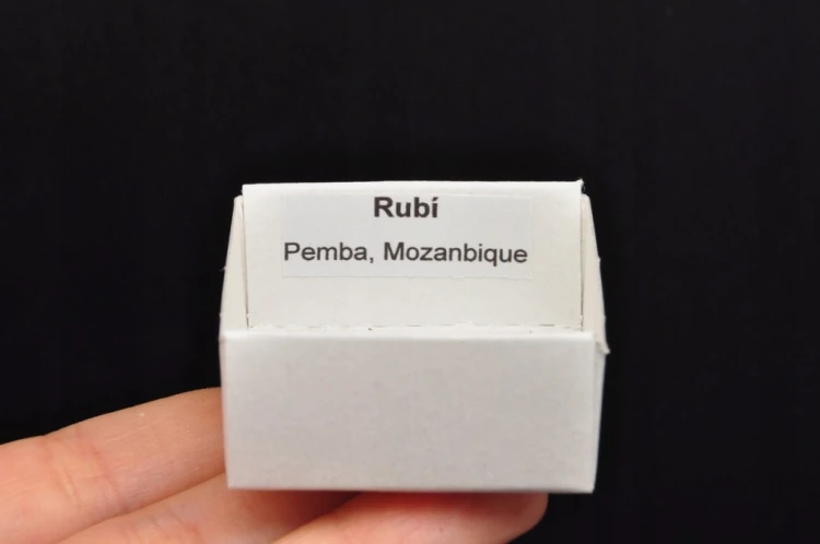 * RUBIN MOZAMBIK UROKLIWY MINERAŁ W PUDEŁKU NA PREZENT NR 3 *