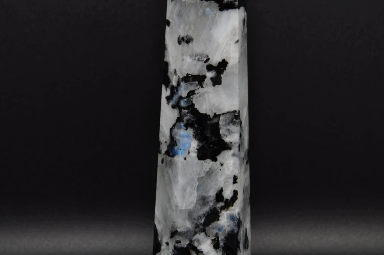 * KAMIEŃ KSIĘŻYCOWY MOONSTONE OBELISK WIEŻA MIENIĄCY OKAZ NR 3 *