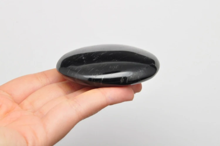 * TURMALIN CZARNY MADAGASKAR ZJAWISKOWA CIEMNA BARWA PALM STONE NR GT04 *
