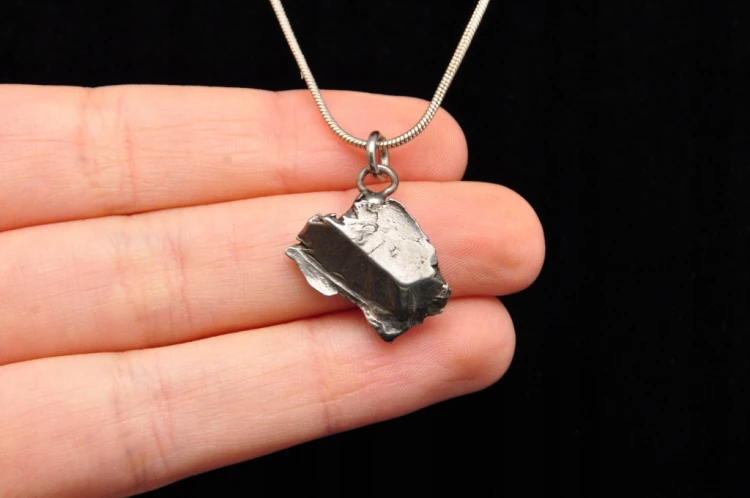 * METEORYT ALETAI CHINY WYJĄTKOWA ZAWIESZKA W PUDEŁKU NIETYPOWY OKAZ NR 7 *
