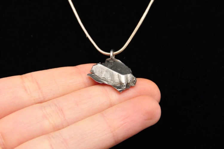 * METEORYT ALETAI CHINY WYJĄTKOWA ZAWIESZKA W PUDEŁKU NIETYPOWY OKAZ NR 7 *