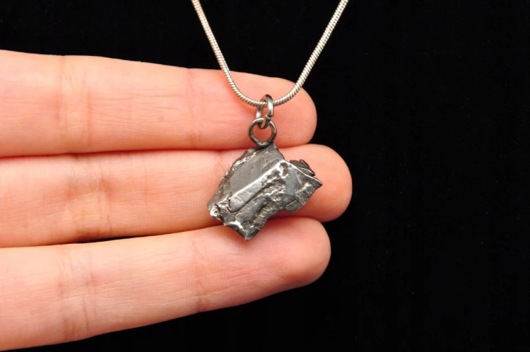 * METEORYT ALETAI CHINY WYJĄTKOWA ZAWIESZKA W PUDEŁKU NIETYPOWY OKAZ NR 7 *