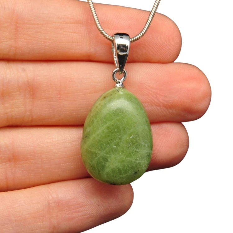 * JADEIT CHINY INTERESUJĄCA ZAWIESZKA NATURALNY MINERAŁ NR 35 *