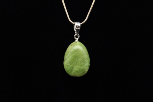 * JADEIT CHINY INTERESUJĄCA ZAWIESZKA NATURALNY MINERAŁ NR 35 *