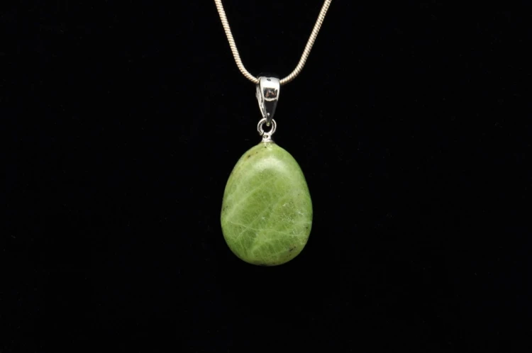 * JADEIT CHINY INTERESUJĄCA ZAWIESZKA NATURALNY MINERAŁ NR 35 *