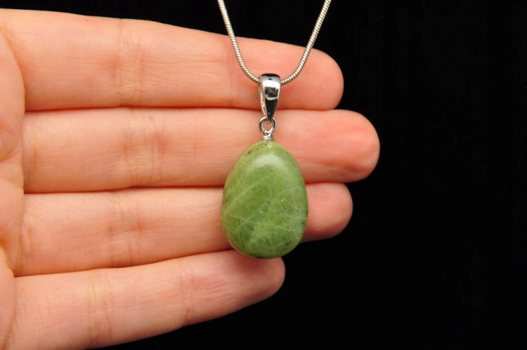 * JADEIT CHINY INTERESUJĄCA ZAWIESZKA NATURALNY MINERAŁ NR 35 *