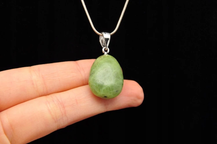 * JADEIT CHINY INTERESUJĄCA ZAWIESZKA NATURALNY MINERAŁ NR 35 *