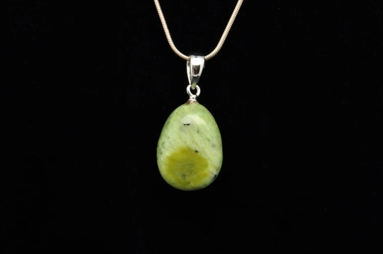 * JADEIT CHINY INTERESUJĄCA ZAWIESZKA NATURALNY MINERAŁ NR 35 *